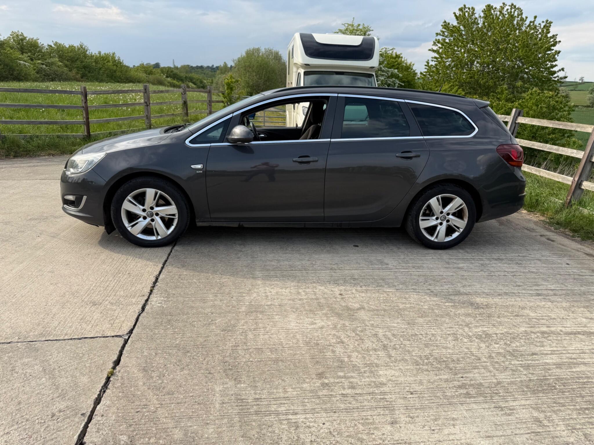 Vauxhall Astra 1.7 CDTi ecoFLEX SRi Sports Tourer Euro 5 5dr — photo 59 of 86